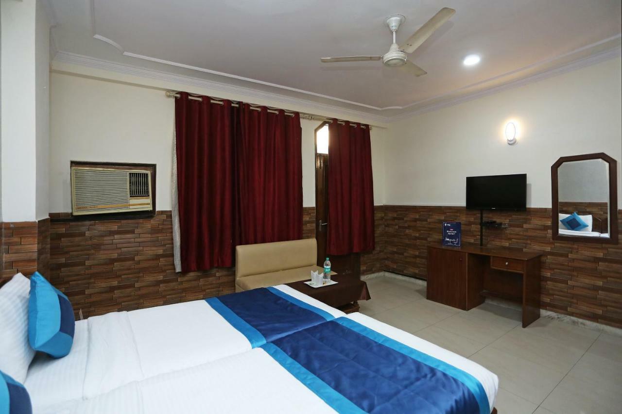 Oyo 472 Sareen New Delhi